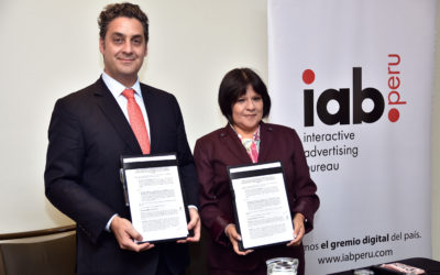 Firma de convenio de colaboración entre IAB Perú e Indecopi